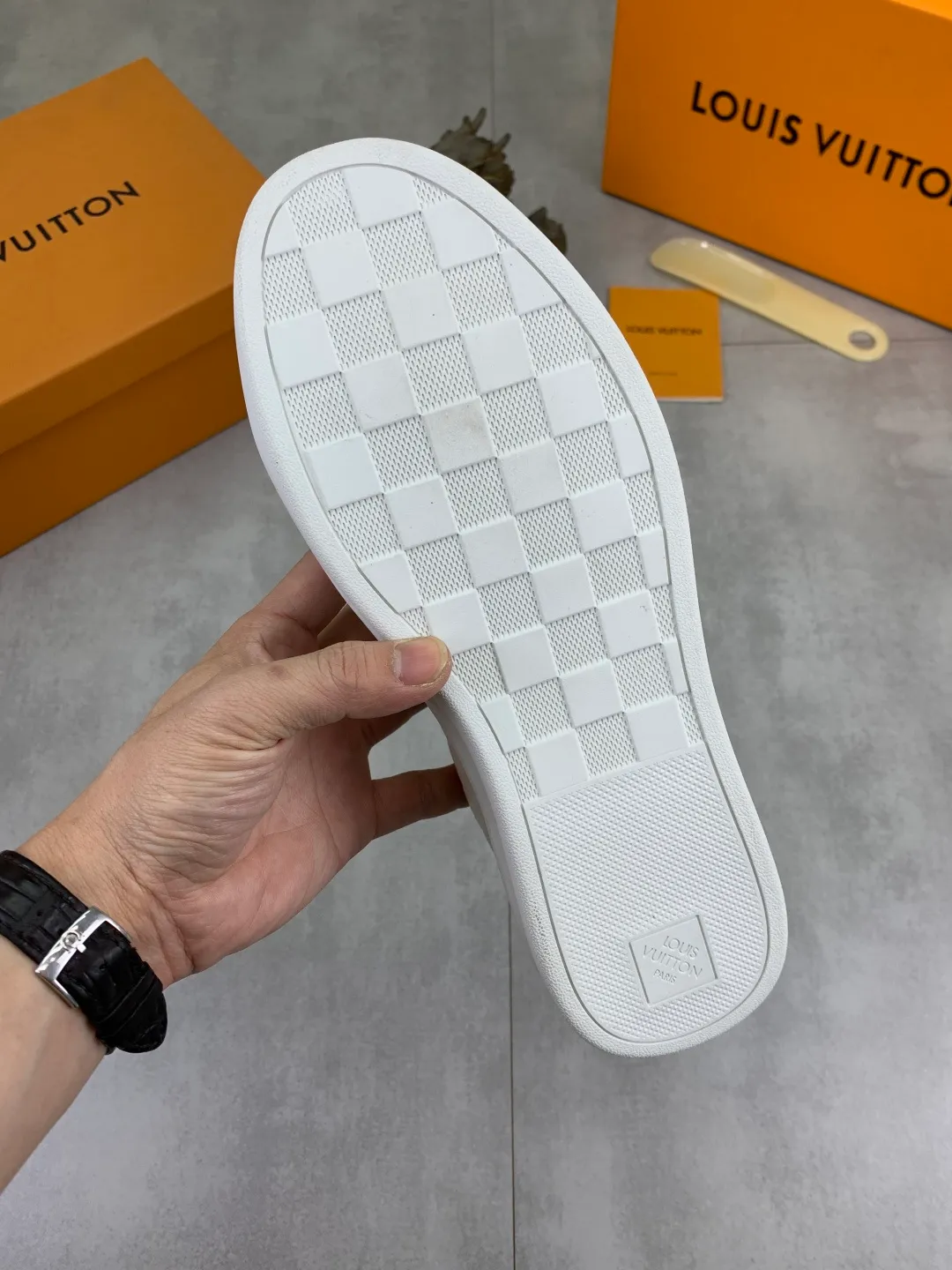 Men's men's shoes P440💰【Real price】Yangli🆘 💭💭New model launched【LOUlS VUlTTON】Louis Vuitton's new low-top men's shoes, high quality, support inspection! This style comes from Italy, very energetic and creative, giving people a comfortable and atmospheric visual impact❗Synchronization, the upper is made of silk calfskin with the original LV, imported soft sheepskin lining🐑Purely hand-stitched; LV original rubber outsole 4️⃣colors available Code number: 38~44